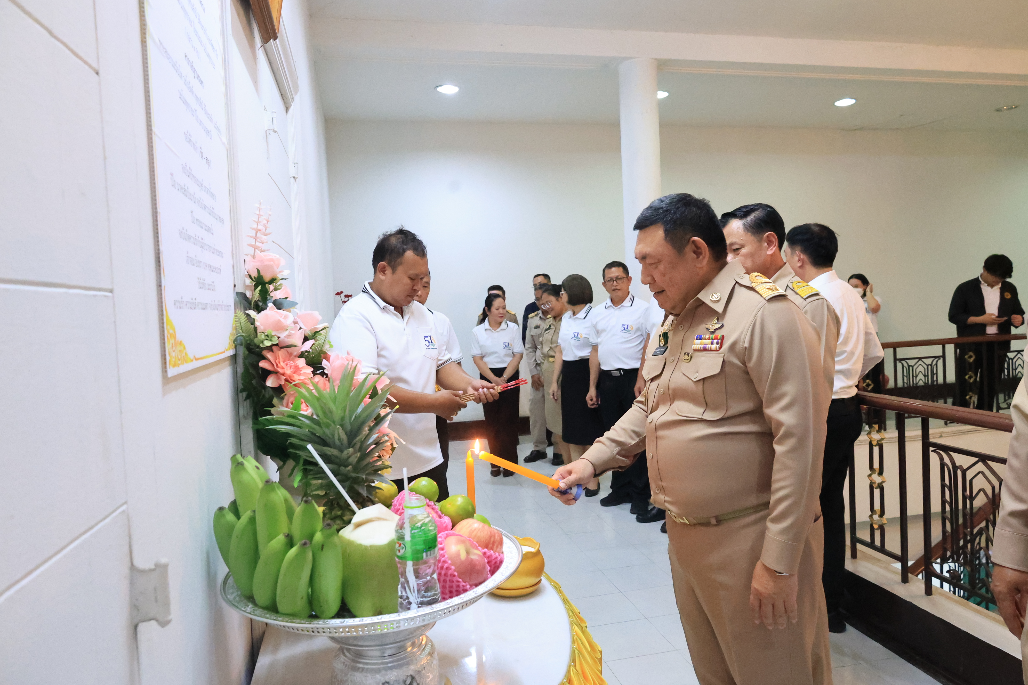 title - เลขาธิการ ส.ป.ก. และผู้เกษียณอายุราชการ สักการะสิ่งศักดิ์สิทธิ์ประจำ กระทรวงเกษตรและสหกรณ์ และ สำนักงานการปฏิรูปที่ดินเพื่อเกษตรกรรม เนื่องในโอกาสเกษียณอายุราชการ